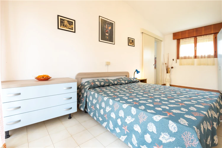 Bazén vily Sayonara v Lignanu obklopený slunečníky a lehátky | Lignano / Villa Sayonara
