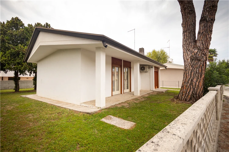 Exteriér vily Sayonara v Lignanu s venkovním posezením | Lignano / Villa Sayonara
