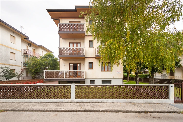Interiér Villa Alpi – obývací pokoj s moderním vybavením | Lignano / Villa Alpi