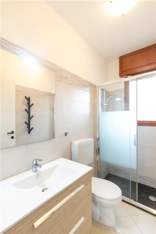 Zařízený pokoj Villa Alpi – postel a interiérové detaily | Lignano / Villa Alpi