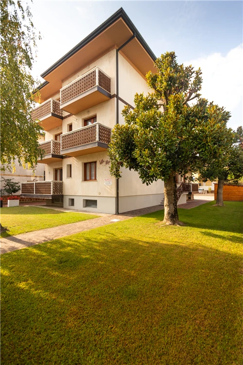 Venkovní zóna Villa Alpi s relaxační plochou | Lignano / Villa Alpi