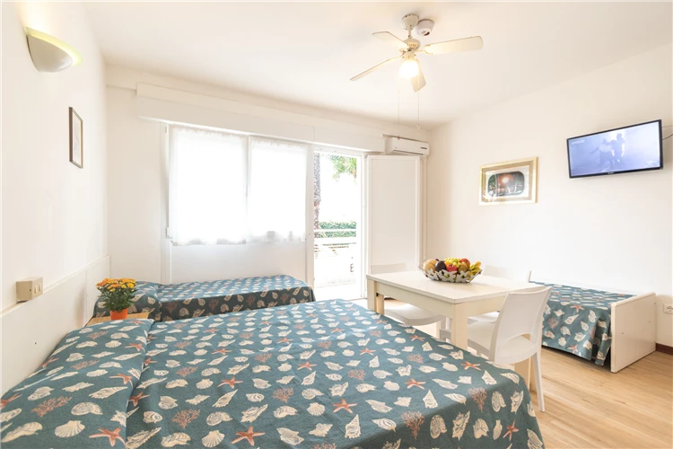 Venkovní posezení u hotelu Villa Yachting v Lignanu | Lignano / Villa Yachting