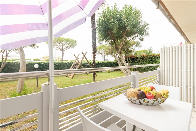 Okolí hotelu Villa Yachting – zahrada nebo příjezdová cesta | Lignano / Villa Yachting