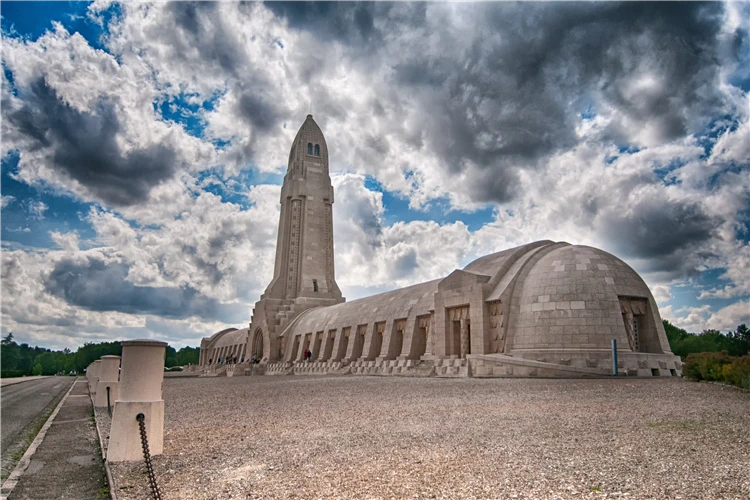 Douaumont | Po stopách vylodění v Normandii