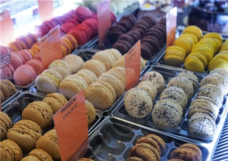 Barevné francouzské macarons – chuť Provence | Skryté perly Provence - program s koupáním v moři, jezeře i řece