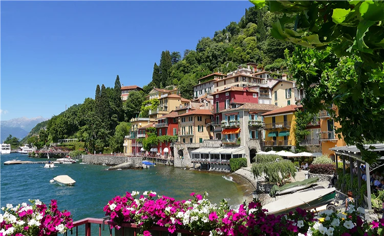 Bellagio na jezeře Como – přístav s barevnými domy | Za jarní krásou alpských jezer