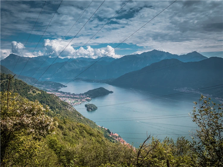 Jezero Como s výhledem na hory a okolní vesnice | Za jarní krásou alpských jezer