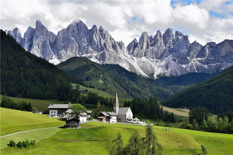 Skalnaté vrcholy Dolomit s modrou oblohou | Dolomity a jižní Tyrolsko - dobrodružství v srdci přírody