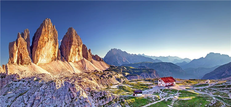 Tre Cime di Lavaredo za slunečného dne v Dolomitech | Dolomity a jižní Tyrolsko - dobrodružství v srdci přírody