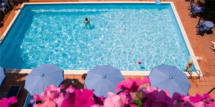 Hotel Leuco v Martinsicuru – pohled na exteriér hotelu | Martinsicuro / Hotel Leuco