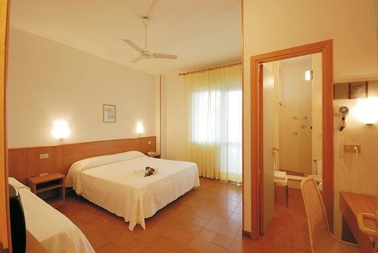 Hotel Leuco Martinsicuro – hotelový pokoj s lůžky | Martinsicuro / Hotel Leuco