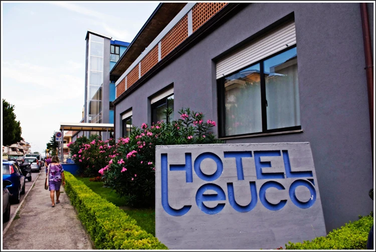 Pláž v Martinsicuru s lehátky a slunečníky | Martinsicuro / Hotel Leuco