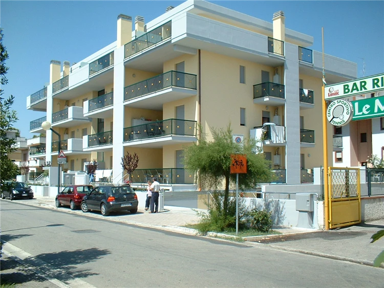 Exteriér rezidence Girasole – pohled na budovu z venku | Villa Rosa / Residence Girasole