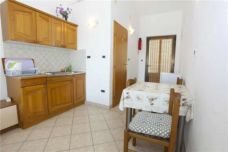 Apartmán Marinko – světlá ložnice s výhledem | Promajna / Apartmánový dům Marinko