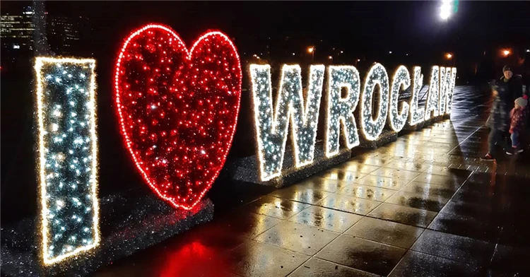 Svítící nápis „I Love Wrocław" z LED diod v noci na mokré dlažbě ve Wroclawi. | Podmanivá vánoční Vratislav