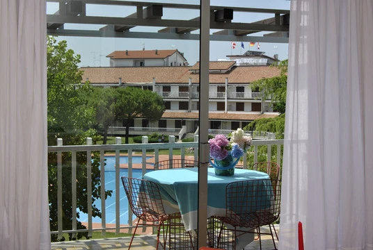 Terasa trivana s výhledem na bazén ve Villaggio Selenis | Caorle / Villaggio Selenis