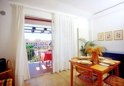 Exteriér apartmánů Selenis Caorle s okolní zelení | Caorle / Villaggio Selenis