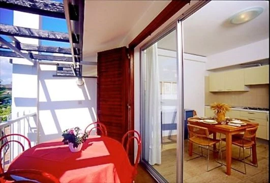 Selenis Caorle – venkovní terasa u apartmánů | Caorle / Villaggio Selenis