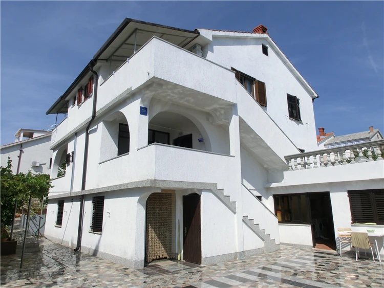 Apartmánový dům Žarko na ostrově Krk – pohled na budovu | Krk / Apartmánový dům Žarko