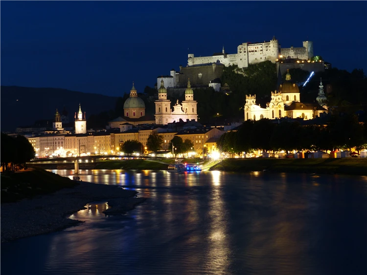 Salzburg – pohled na staré město a pevnost Hohensalzburg | Tichá noc v Salzburgu