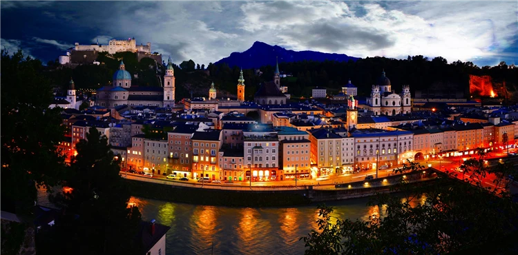 Noční pohled na osvětlený Salzburg | Tichá noc v Salzburgu