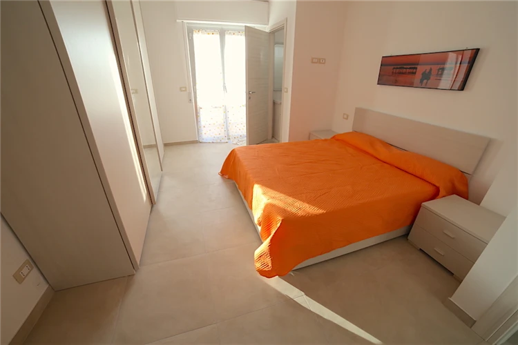 Residence Elite – rekreační zóna s lehátky u bazénu | Martinsicuro / Residence Elite