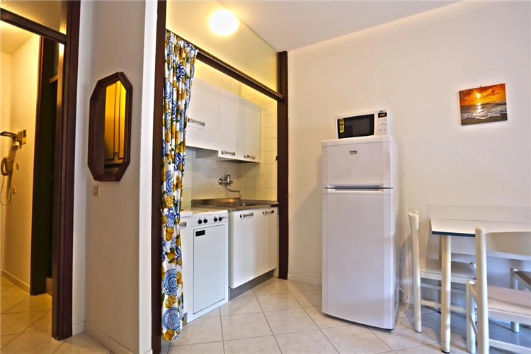 Residence Luna Lignano – vybavená kuchyňka v apartmánu | Lignano / Residence Luna 3 a 4