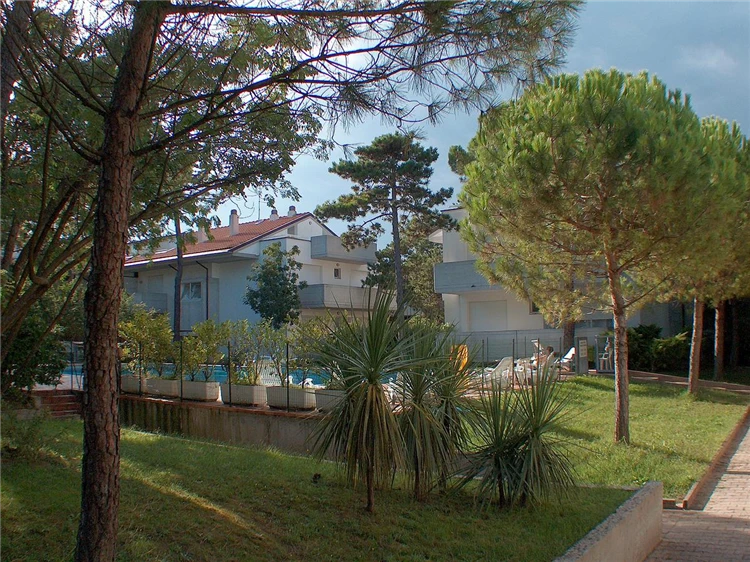 Parco Hemingway Lignano – pohled na ubytovací objekty v zeleni | Lignano / Villaggio Parco Hemingway