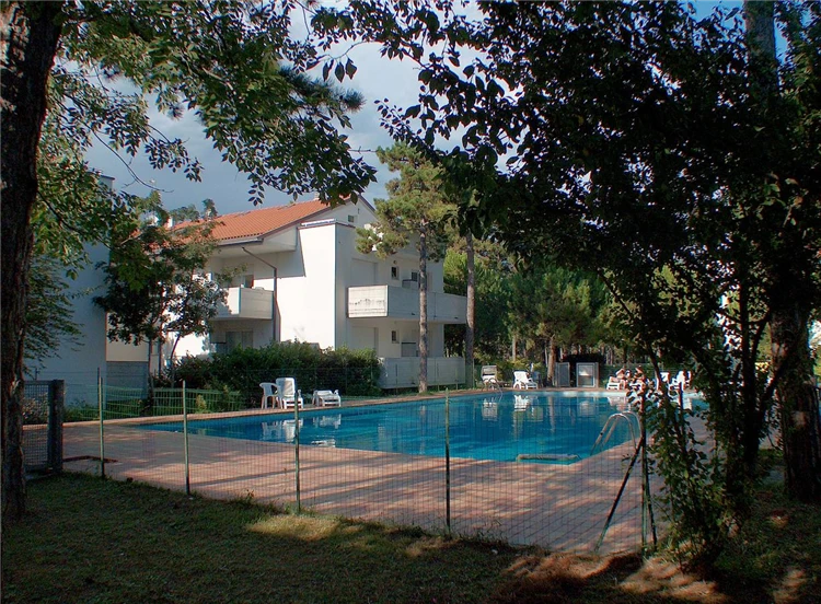 Venkovní bazén s lehátky, Parco Hemingway Lignano | Lignano / Villaggio Parco Hemingway