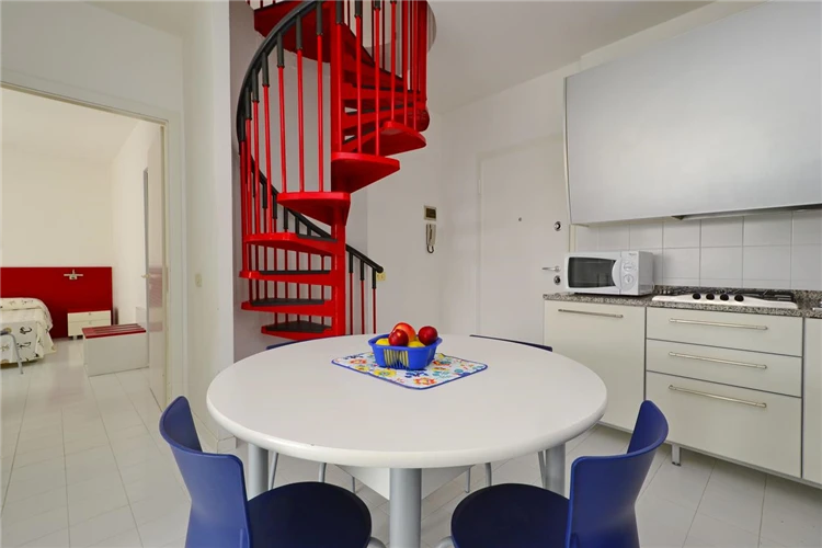 Interiér bungalovu v Parco Hemingway – obývací část | Lignano / Villaggio Parco Hemingway