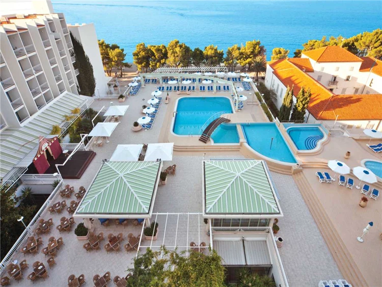 Venkovní bazén hotelu Alga v Tučepi | Tučepi / Bluesun Hotel Alga