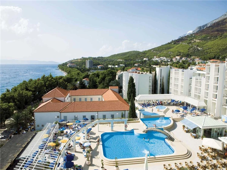 Bazén s lehátky u hotelu Alga, Tučepi | Tučepi / Bluesun Hotel Alga