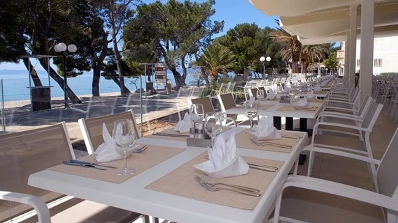 Restaurace hotelu Alga – pohled na jídelnu | Tučepi / Bluesun Hotel Alga
