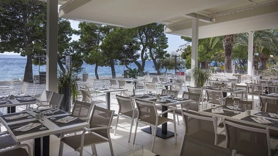 Interiér restaurace hotelu Alga v Tučepi | Tučepi / Bluesun Hotel Alga