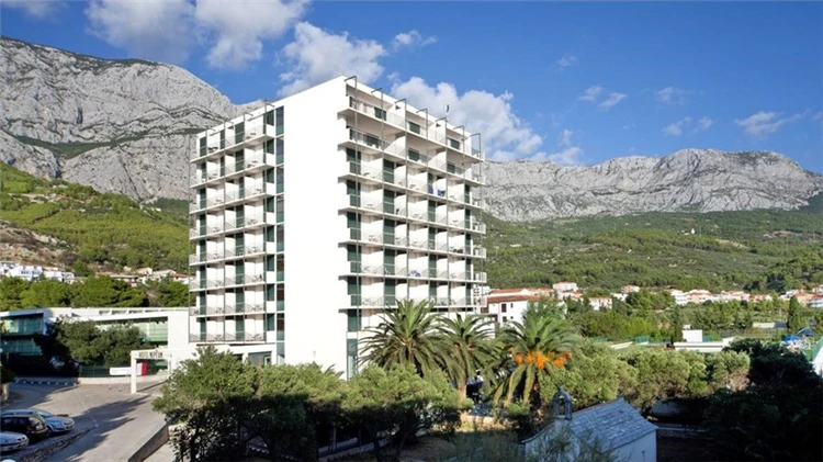 Pohled na Hotel Neptun v Tučepi z exteriéru | Tučepi / Hotel Neptun