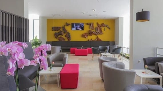 Recepce a lobby Hotelu Neptun – světlý interiér | Tučepi / Hotel Neptun