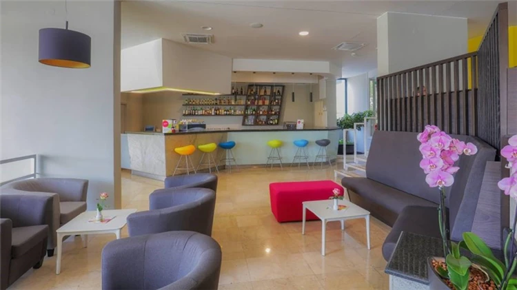 Vstupní hala Hotelu Neptun v Tučepi | Tučepi / Hotel Neptun