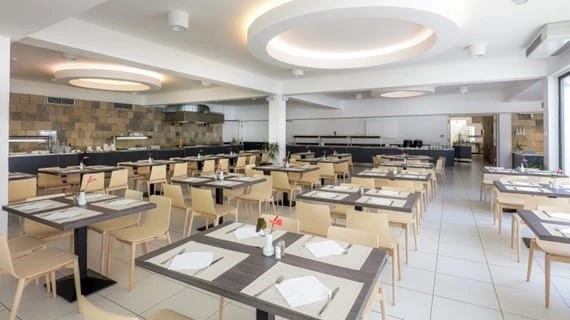 Restaurace Hotelu Neptun s připravenými stoly | Tučepi / Hotel Neptun