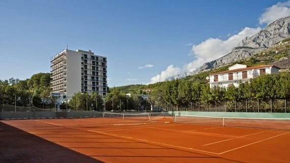 Exteriér Hotelu Neptun v Tučepi, pohled z boku | Tučepi / Hotel Neptun