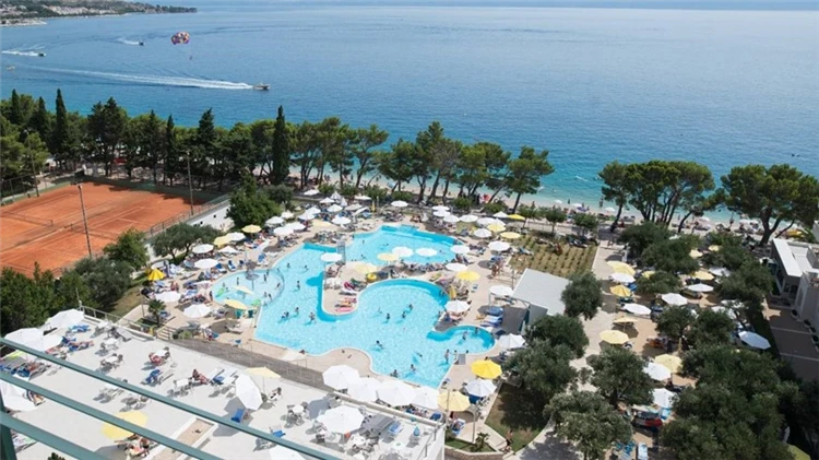 Hotel Neptun v Tučepi – celkový pohled na budovu | Tučepi / Hotel Neptun