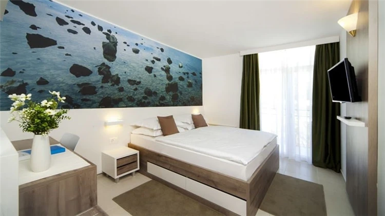 Světlý pokoj s výhledem na Jadranské moře, Hotel Neptun | Tučepi / Hotel Neptun