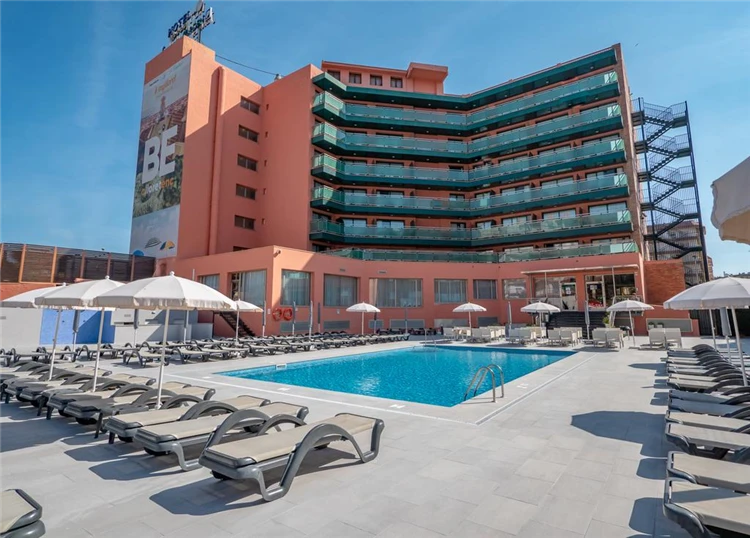 Venkovní bazén hotelu Fenals Garden s lehátky | Lloret de Mar / Hotel Fenals Garden
