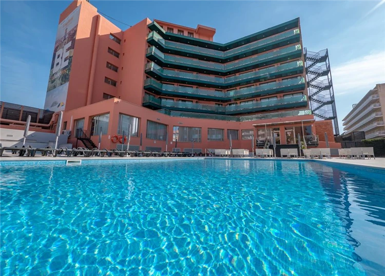 Venkovní bazén hotelu Fenals Garden za slunečného dne | Lloret de Mar / Hotel Fenals Garden