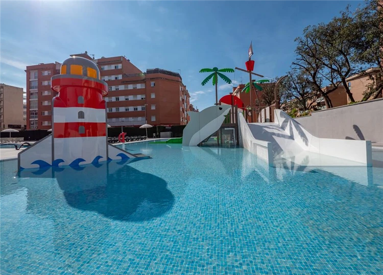 Bazén hotelu Fenals Garden s relaxační zónou | Lloret de Mar / Hotel Fenals Garden