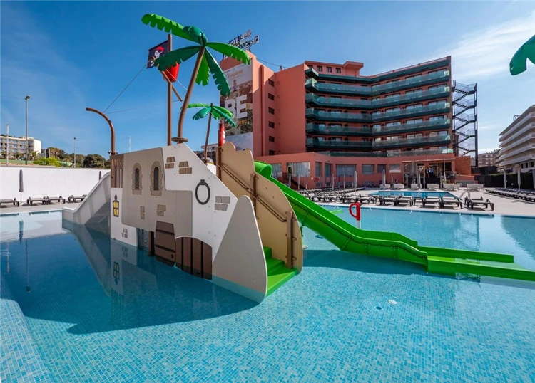 Pohled na bazén hotelu Fenals Garden s lehátky | Lloret de Mar / Hotel Fenals Garden