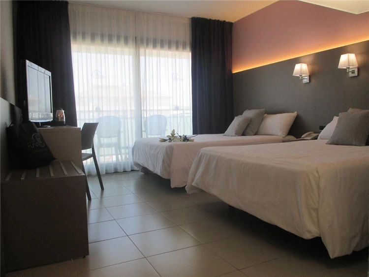 Světlý pokoj hotelu Fenals Garden s moderním nábytkem | Lloret de Mar / Hotel Fenals Garden