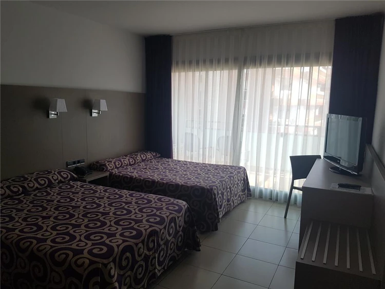 Pokoj hotelu Fenals Garden s příjemným interiérem | Lloret de Mar / Hotel Fenals Garden