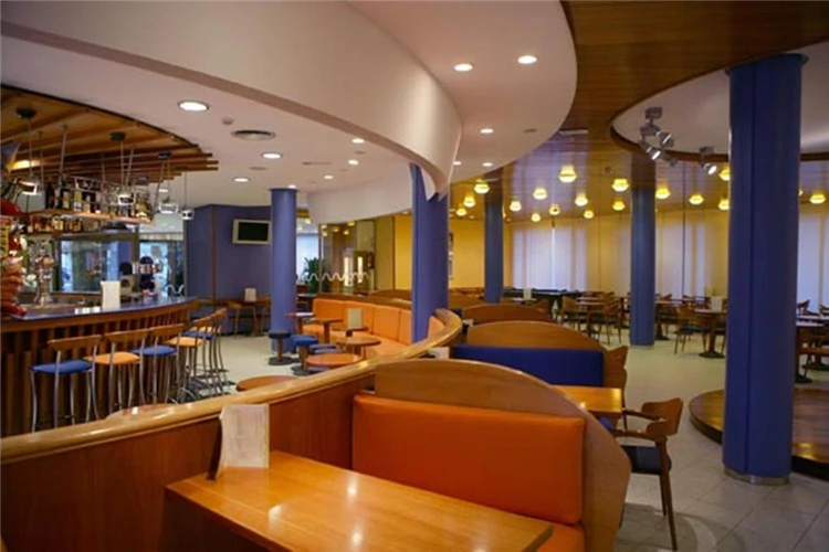 Bar hotelu Fenals Garden s nápojovým pultem | Lloret de Mar / Hotel Fenals Garden