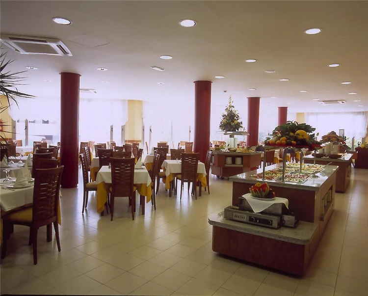 Restaurace hotelu Fenals Garden s připravenými stoly | Lloret de Mar / Hotel Fenals Garden