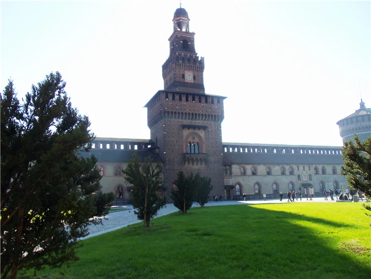 Milánský hrad Castello Sforzesco – historická pevnost | Za jarní krásou alpských jezer